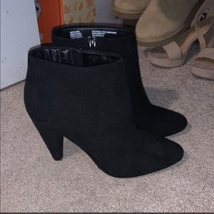 Woman’s heels size 8 apt 9 brand